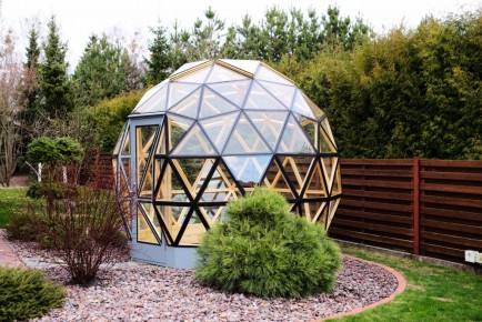 geokupolas-su-akmenimis