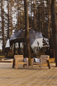 geokupolas-tarp-medziu